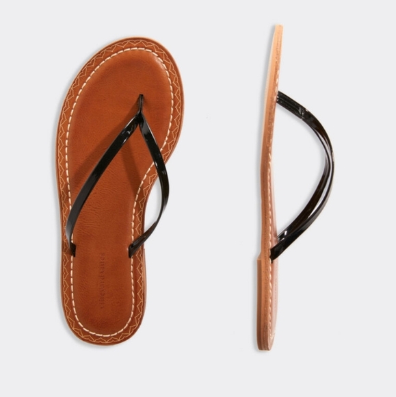 VINEYARD VINES Skinny Strap Patent Leather Flip Flops (8) - Picture 1 of 6